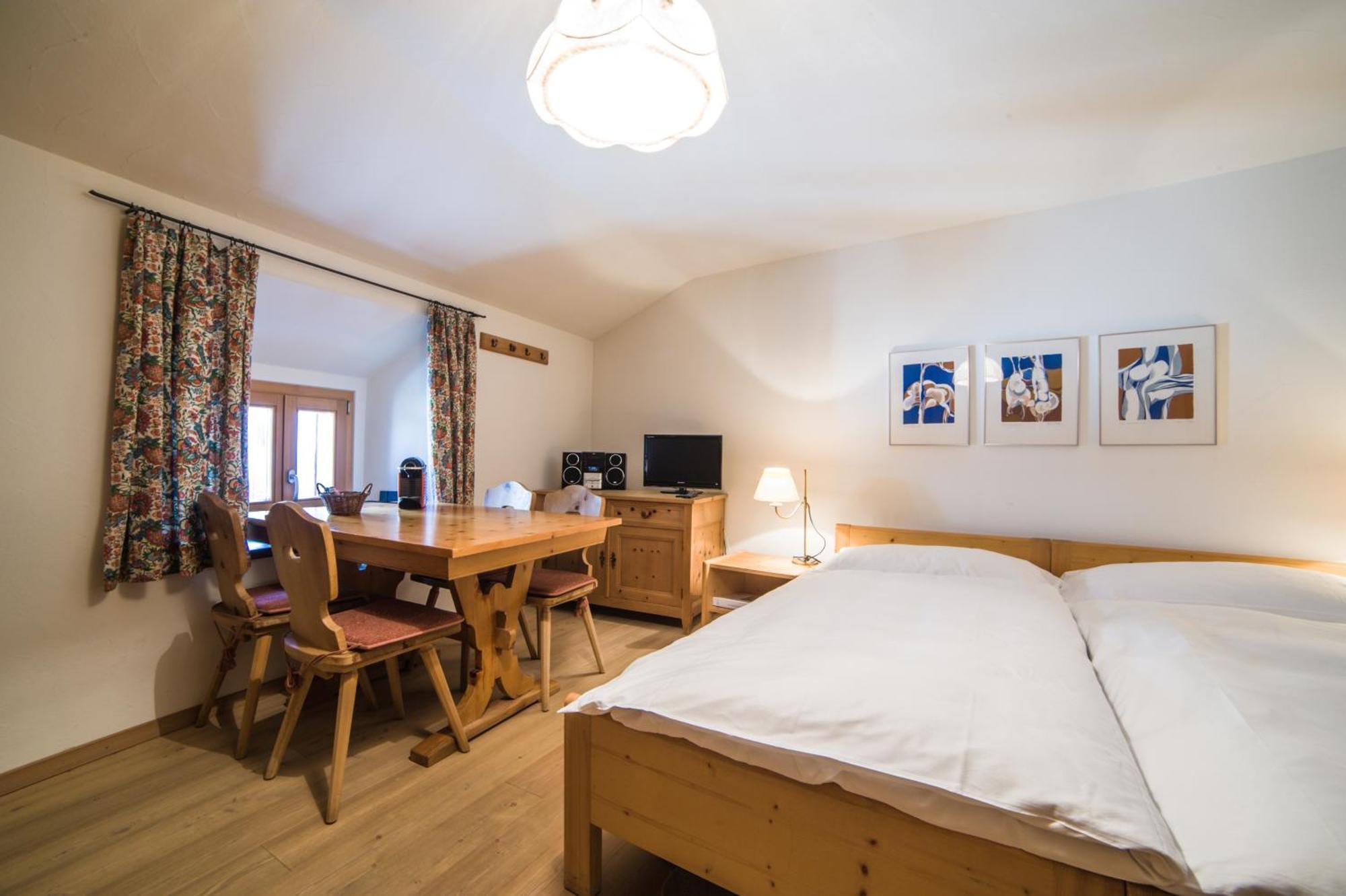 Ferienwohnung Chesa Michel Bever Zimmer foto